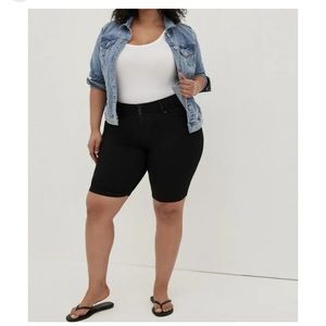 Torrid black Bermuda shorts size 16